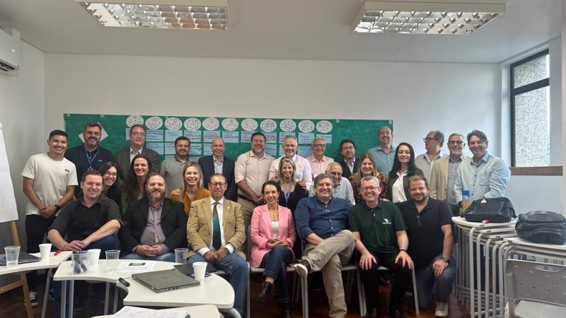Grupo de representantes da sociedade reunidos.
