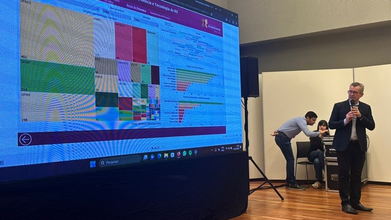 Odir apresentando os dados do Observatório