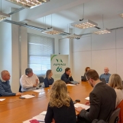 Sala de reuniões com os membros em volta da mesa