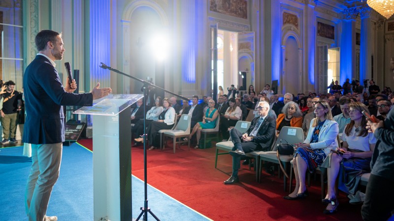 Governador discursando para a plateia.