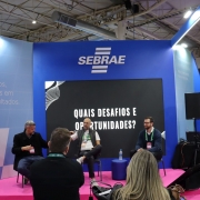 foto dos palestrantes no palco