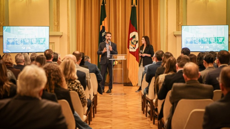 Foto do governador apresentando o edital.