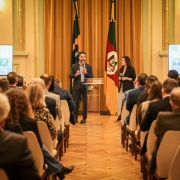 Foto do governador apresentando o edital.