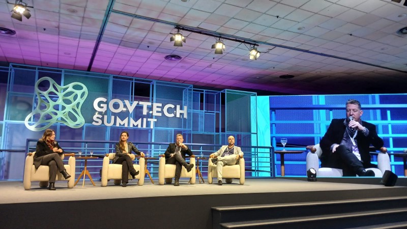 diretor Rafael no painel